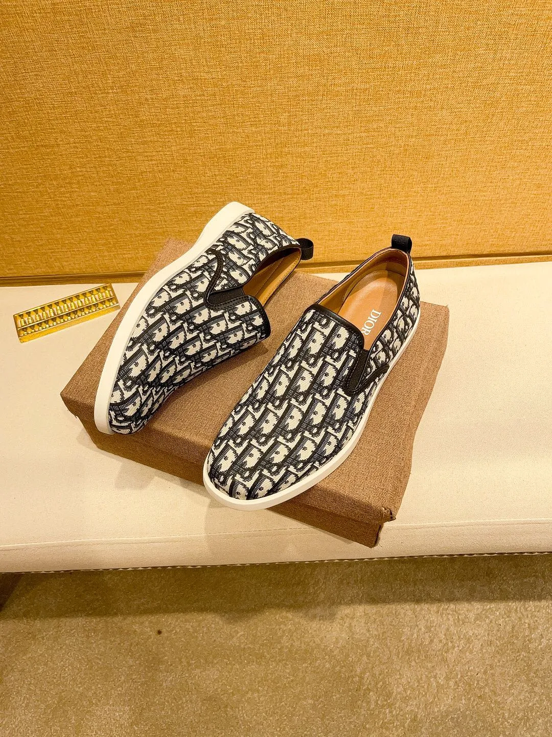 Factory price 380🔥[Dior] The latest 2024 new model is carefully crafted and set off the audience! An international brand that continues to innovate. This men's all-season casual shoe, the original version, has an all-leather upper, breathable and comfortable leather feet ➕Rubber non-slip outsole, breathable and comfortable, quality speaks for itself👄Color: two colors Size: 38-44